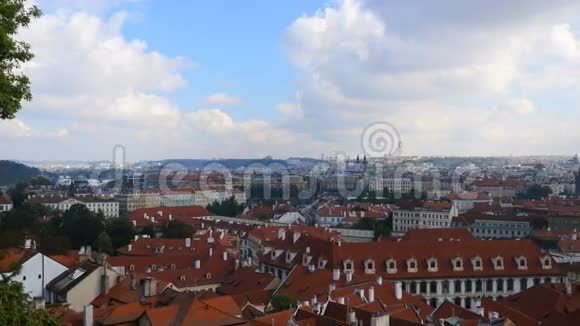 阳光明媚的布拉格市景视频的预览图