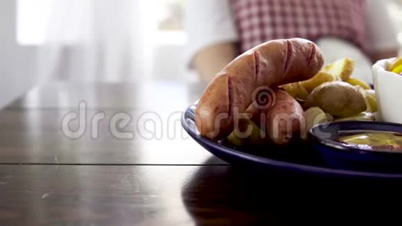 烤香肠和土豆和蔬菜沙拉视频的预览图