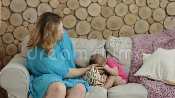年轻迷人的母亲抱着新生的孩子视频的预览图