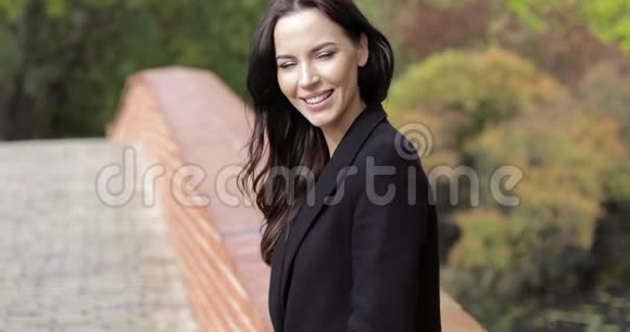 桥上微笑的女人视频的预览图