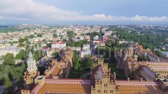 Chernivtsi国立大学院长三圣神学院教堂研讨会大楼空中飞行视频的预览图