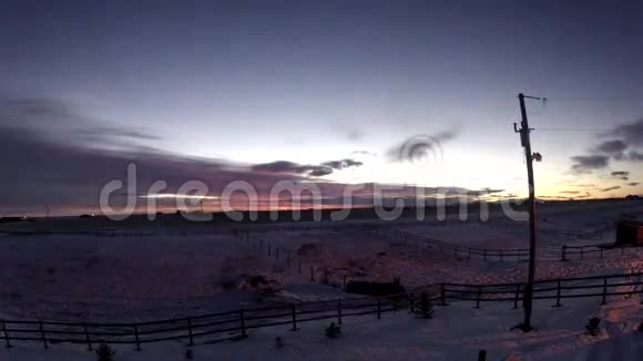 马牧场上的冬季日出视频的预览图