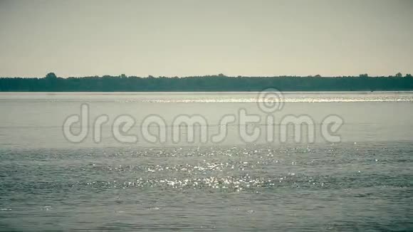 湖水或河水在阳光下闪闪发光视频的预览图