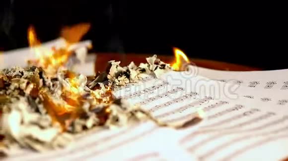 在女孩拉小提琴的背景下纸音乐正在燃烧4k视频的预览图