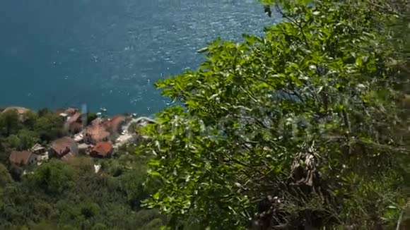 在海岸的房子从山上到房子的景色视频的预览图