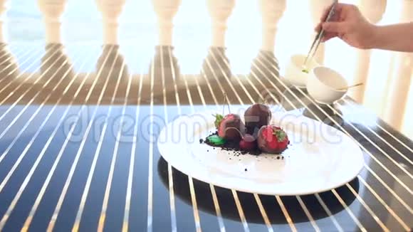 这是一道美食特写镜头甜点巧克力草莓一杯白葡萄酒海滨餐厅视频的预览图