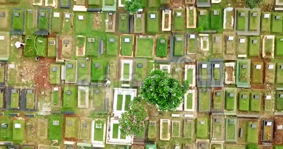 雅加达市墓地的鸟瞰图视频的预览图
