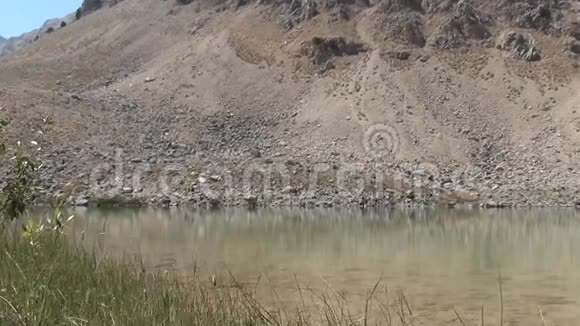 火山口湖的倒影视频的预览图