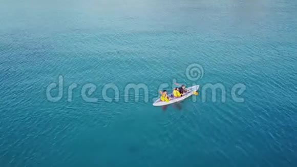 海上划船的空中景观视频的预览图