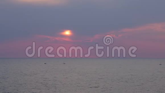美丽的时光流逝日出穿过云层红太阳海洋视频的预览图