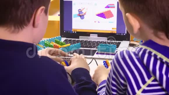 孩子们在学校创造机器人干教育早期开发DIY创新现代技术理念视频的预览图