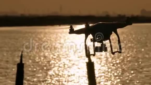 日落时分旋转无人机在破败的木墩上的剪影视频的预览图