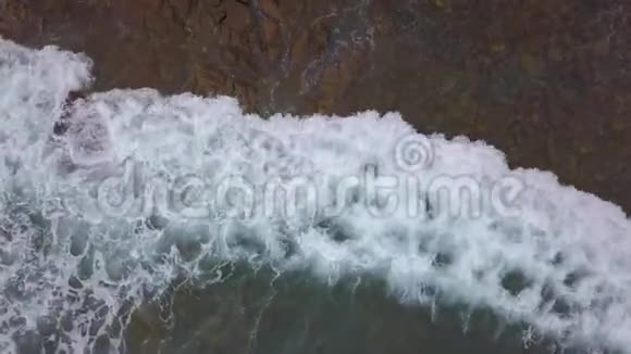 海浪和岩石海岸的鸟瞰图视频的预览图