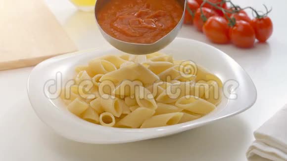 把番茄酱放在彭妮意大利面上视频的预览图