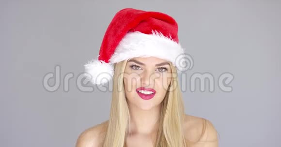 可爱的美丽女孩在圣诞老人帽子里视频的预览图