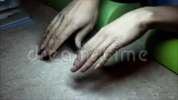 美甲大师的作品涂刷凝胶清漆前的手部处理视频的预览图