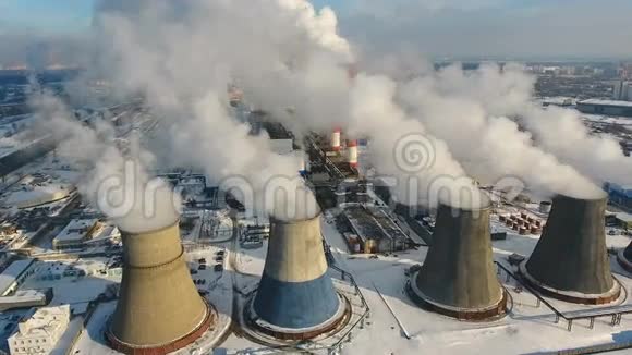 工业烟囱向天空排放烟雾空气污染概念视频的预览图
