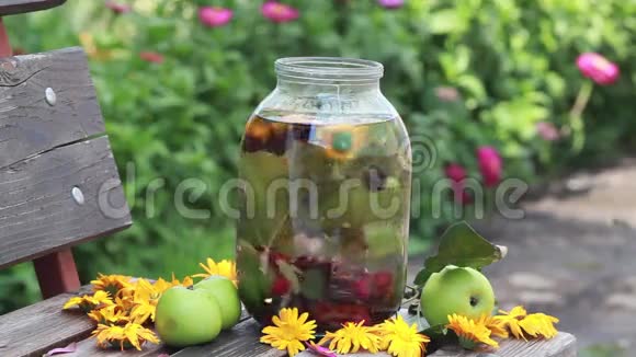 绿茶与草药和香料在阳光的背景下缓慢运动1920x1080视频的预览图