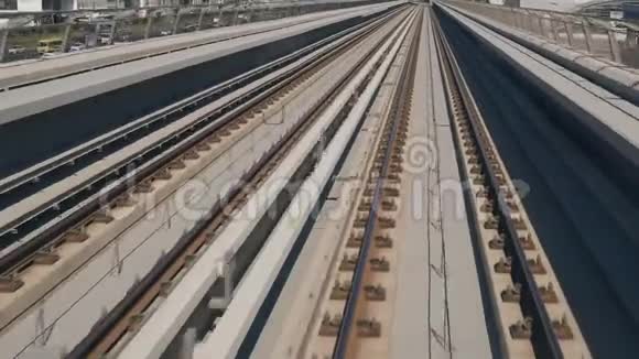 现代火车在阿联酋迪拜的铁路上行驶视频的预览图