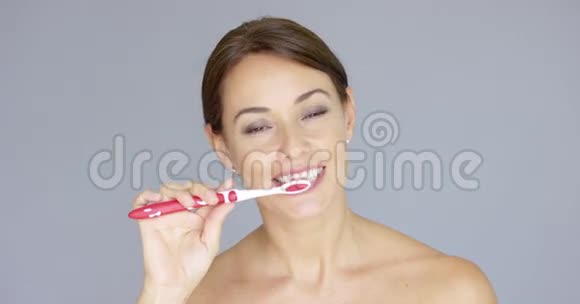 健康的年轻女人清洁她的牙齿视频的预览图