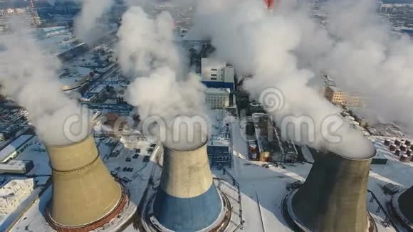 工业工厂烟囱向天空排放烟雾空气污染概念视频的预览图