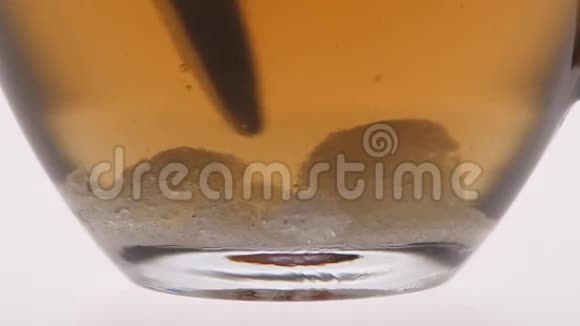 在勺子的搅拌下未溶解的糖视频的预览图