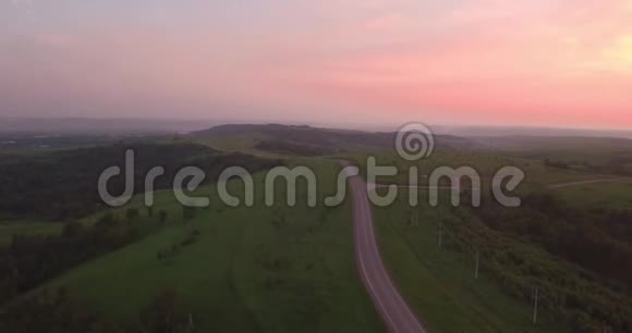 原始的观点漫长而蜿蜒的道路穿过青山有乡村的风景空气污染视频的预览图