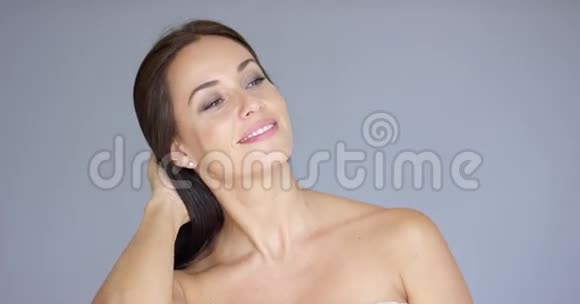 一个漂亮的单身女人手在脖子后面视频的预览图