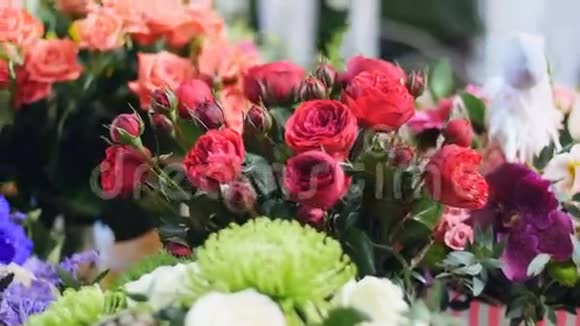 花店在橱窗上有许多花束从形玫瑰视频的预览图