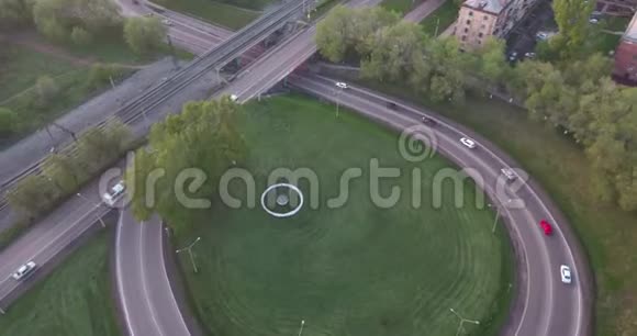 日落时在斯莫尔市的顶部可以看到环形交叉路口活跃的城市交通汽车空中飞行4K视频的预览图