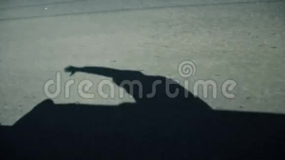 从车里出来的人的影子视频的预览图