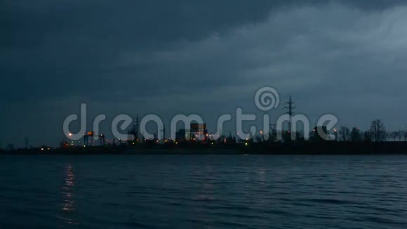 城市灯光输电塔发电站的夜景视频的预览图
