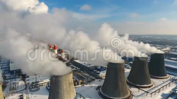 工业烟囱向天空排放烟雾空气污染概念视频的预览图