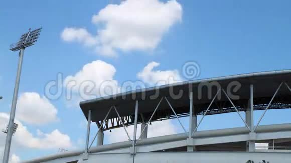 时间推移云移过体育场室外屋顶视频的预览图