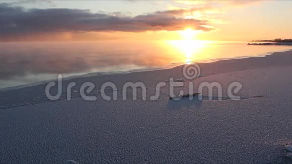 冻结河流中的水时蒸发形成冰日落Ob水库俄罗斯西伯利亚视频的预览图
