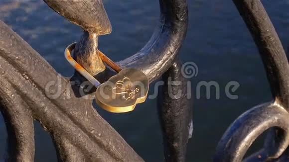 爱锁附在河上桥的栅栏上莫斯科俄罗斯视频的预览图