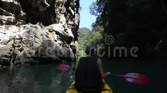 人们划皮艇沿着峡谷漂浮视频的预览图
