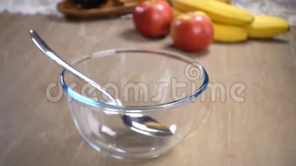 玉米片倒在玻璃碗里视频的预览图