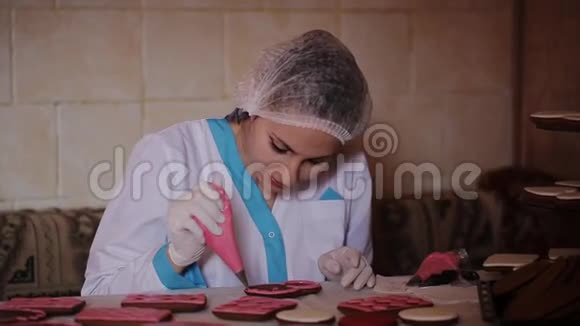 糖果师为母亲节装饰蛋糕视频的预览图