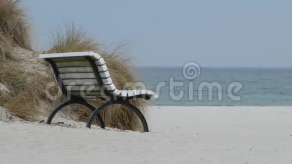 沙滩上的白色木凳视频的预览图