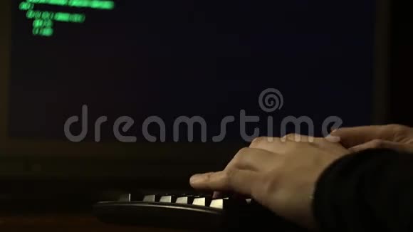 手指键入计算机代码黑客试图进入视频的预览图