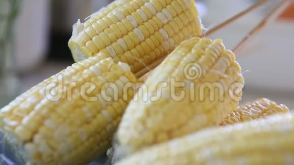 玉米串在木串上视频的预览图