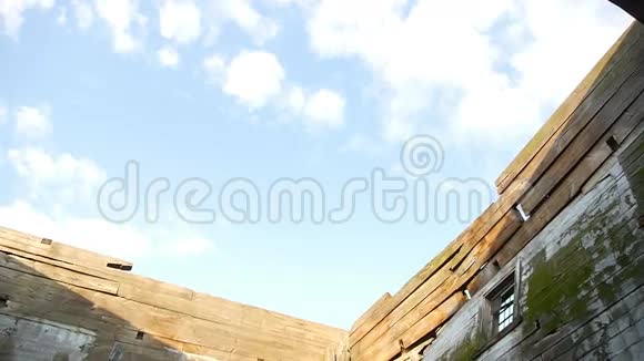 5屋顶塌落在破旧的木制教堂里天空晴朗视频的预览图
