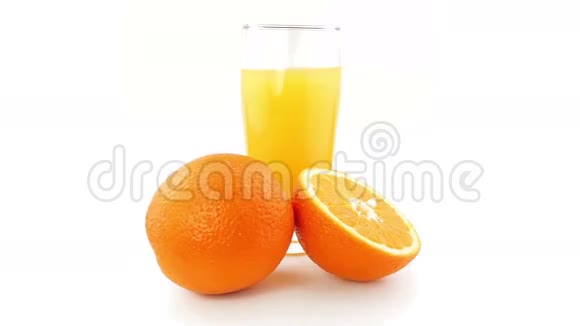 橙子和橙汁在白色背景上旋转视频的预览图