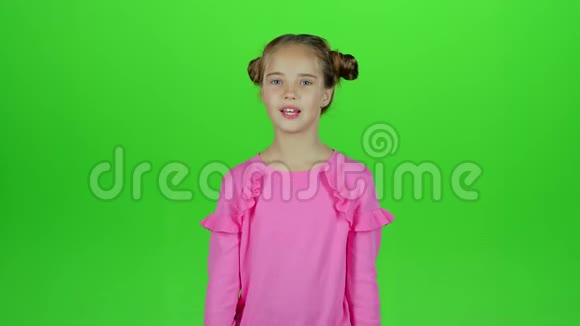 小女孩为胜利而高兴绿色屏幕视频的预览图
