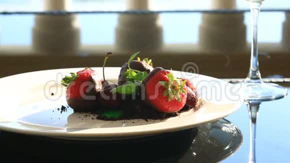 这是一道美食特写镜头甜点巧克力草莓一杯白葡萄酒海滨餐厅视频的预览图