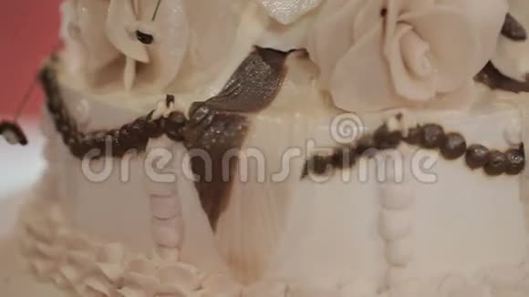 在背景上用绿草装饰新的白色兰花和珠子装饰婚礼蛋糕视频的预览图