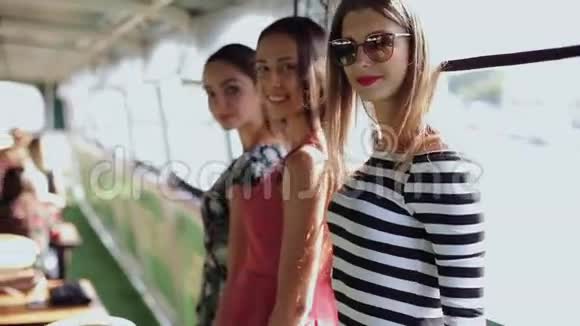 三个漂亮模特穿着裙子摆姿势视频的预览图