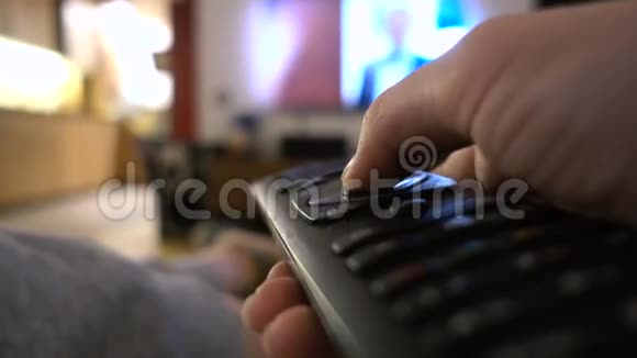 一只手握着遥控器的特写镜头视频的预览图