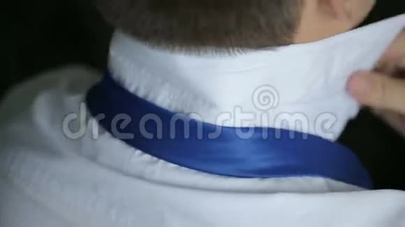 一张新郎的照片上面写着一条漂亮的领带上面写着一件整洁的白色衬衫视频的预览图
